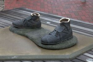 伝説の野球選手、ジャッキー・ロビンソンの像、足だけ残して盗まれる【アメリカ】