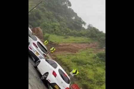 高速道路で土砂崩れが発生、車が飲み込まれ23人が死亡【コロンビア】