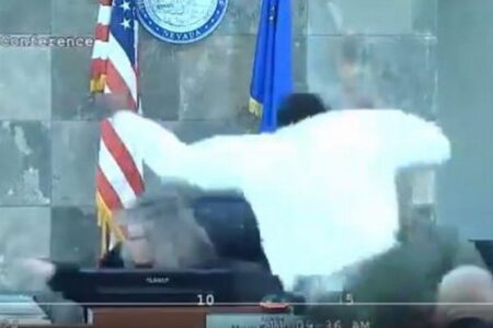 米裁判所で被告の男が裁判長を襲撃、飛び掛かり暴行を働く