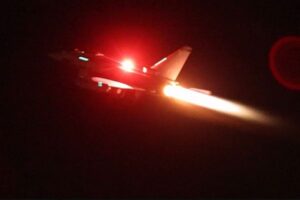 米英軍がイエメンのフーシ派を攻撃、戦闘機とミサイルで拠点を空爆【詳細】