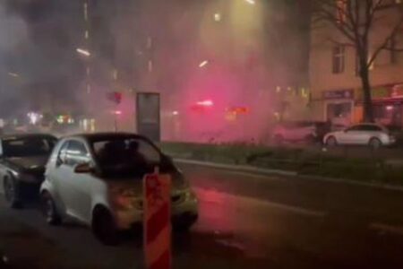 ベルリン市内で大晦日の夜、人々が花火を発射し合い、390人を拘束