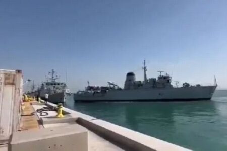 バーレーンの港で、イギリス海軍の軍艦2隻が衝突【動画】