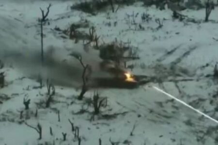 ウクライナ軍の「M2ブラッドレー」が、ロシア軍の戦車「T-90M」をボコボコにして破壊【動画】