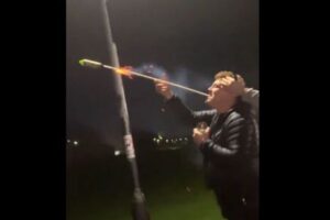 口にロケット花火をくわえた男性、顔面に火花を浴びてしまう【動画】