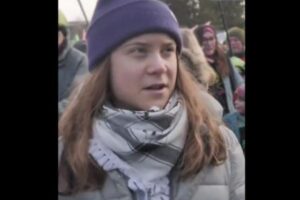 グレタさん、英での空港拡張計画に反対する抗議活動に参加