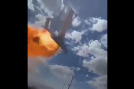 南米のチリで、消防用の飛行機がケーブルに引っ掛かり墜落【動画】