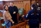 ハンガリーの裁判所に、イタリア人女性が両手を鎖でつながれて出廷