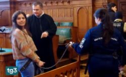 ハンガリーの裁判所に、イタリア人女性が両手を鎖でつながれて出廷