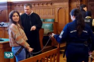 ハンガリーの裁判所に、イタリア人女性が両手を鎖でつながれて出廷