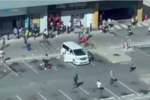 パプアニューギニアで警察官がストライキ、大規模な暴動、放火や略奪が横行