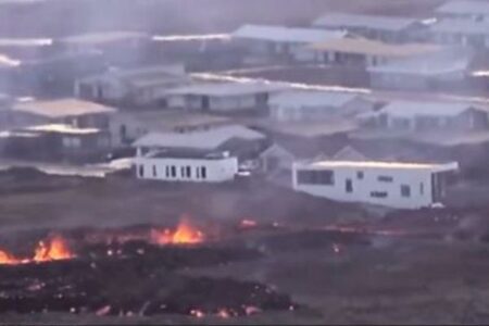 アイスランドで再び溶岩が流出、家々を飲み込んでいく