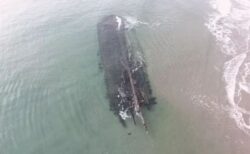 カナダの海岸に謎の難破船が姿を現す、1800年代の船の可能性【動画】