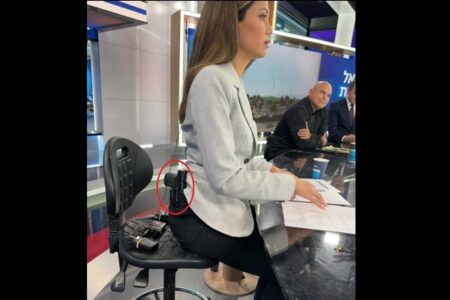 イスラエルの女性ニュースキャスター、腰に銃を挿してスタジオライブ