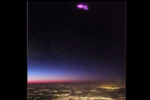 乗務中のフライトアテンダントがピンク色の不思議な物体を撮影、パイロットも驚く