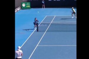 テニス全豪オープン、ボールガールがプレー中の球をキャッチしてしまう【動画】