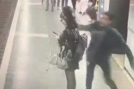 地下鉄の駅で、男が次々と女性を殴打していく【スペイン】