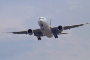 ワシントン発の旅客機が追い風で時速1290kmを超え、45分早く到着する