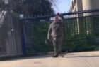 米・イスラエル大使館前で、男性がジェノサイドに抗議し、焼身自殺を図る【一部始終の動画】