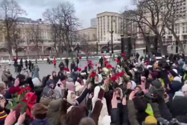 ロシアで兵士を帰国させるよう妻らが抗議デモ、数十人が拘束される