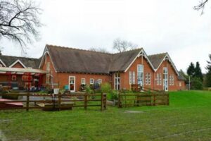 小学校の前に首を切られたシカなど、20匹以上の動物の死骸【イギリス】