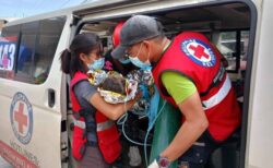 地滑りの発生から60時間後、奇跡的に3歳の少女を救出【フィリピン】