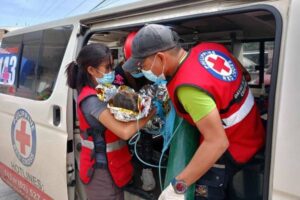 地滑りの発生から60時間後、奇跡的に3歳の少女を救出【フィリピン】