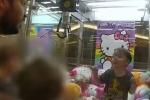 3歳の男の子、ハローキティのクレーンゲームに入り、抜け出せなくなる