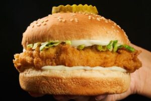 KFCよりウマい？カナダ発のフライドチキンの店が英でオープン