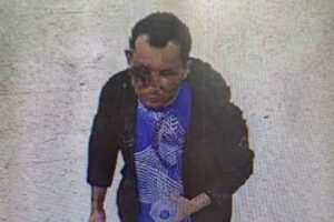 ロンドンで起きた恐ろしい事件、男が母子に化学物質の液体を浴びせる