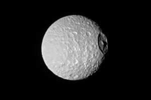 土星の衛星「ミマス」の地下に、海が広がっている可能性