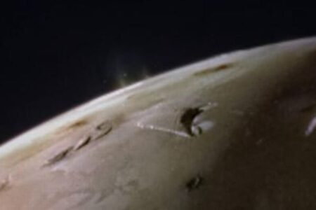 探査機「ジュノー」が衛星「イオ」に接近、火山活動を捉えることに成功