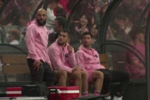 メッシが香港での試合に出場せず、激怒したファンが「返金しろ！」