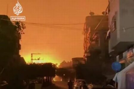 イスラエル軍がガザ南部のラファへ空爆、67人が死亡、日本も懸念を表明