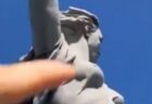 ロシア人女性、銅像をくすぐる動画を撮影し、逮捕されてしまう
