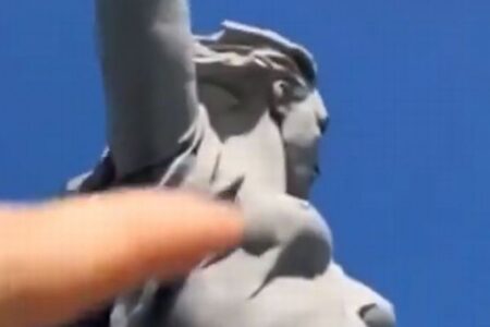 ロシア人女性、銅像をくすぐる動画を撮影し、逮捕されてしまう