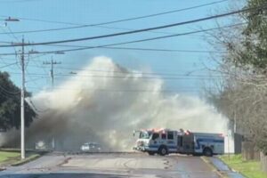 道路で水漏れ事故、噴き出す規模がもの凄い【アメリカ】