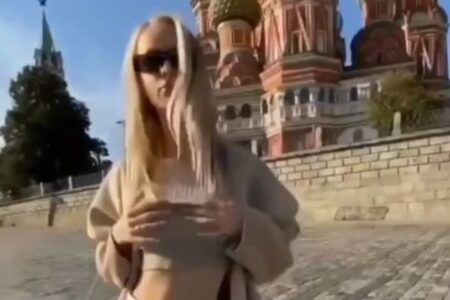 モスクワの赤の広場で女性が胸を出して撮影、ロシア当局が指名手配