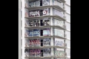 建設が中断された高層ビル、各階に人々がスプレーで落書き