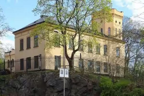 イスラエル大使館の前に謎の危険物を発見、警察が破壊【スウェーデン】