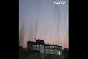 インドで蚊の大群が発生、上空で何本もの渦を巻く【動画】