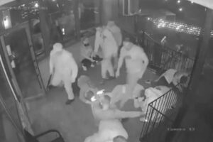 ロシア兵がカフェに押し入り、客を殴るなどやりたい放題【クリミア半島】