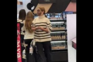 10代の少女たちが化粧品店で顔を黒く塗る行為、批判を浴びる