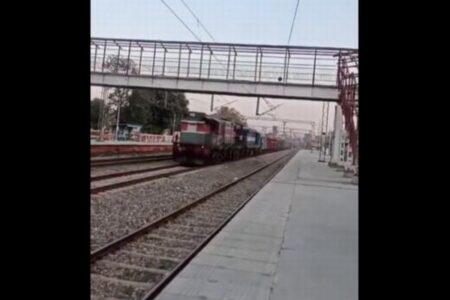 インドで無人の列車が暴走、あわや大惨事【動画】
