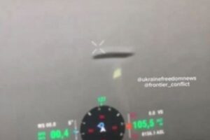 ウクライナの戦場に謎の円盤型の物体が出現、ドローンが撮影【動画】