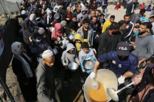 ガザ地区で6人の子供が餓死、国境では数百台の支援トラックが足止め