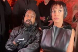 カニエ・ウェストの妻が「ほぼ裸」の衣装で、ミラノに姿を現す