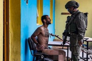 服を脱がされ、負傷したパレスチナ人の写真がネットで拡散