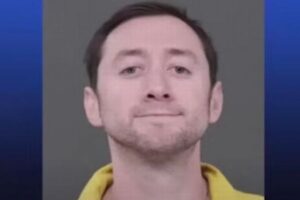 父親を殺害し首を切断した男、YouTubeの動画に生首をさらす