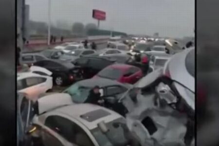 中国の高速道路で路面が凍結、100台以上が追突事故【動画】