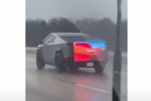 後部にLEDスクリーンを取り付けた、テスラの「サイバートラック」が出現